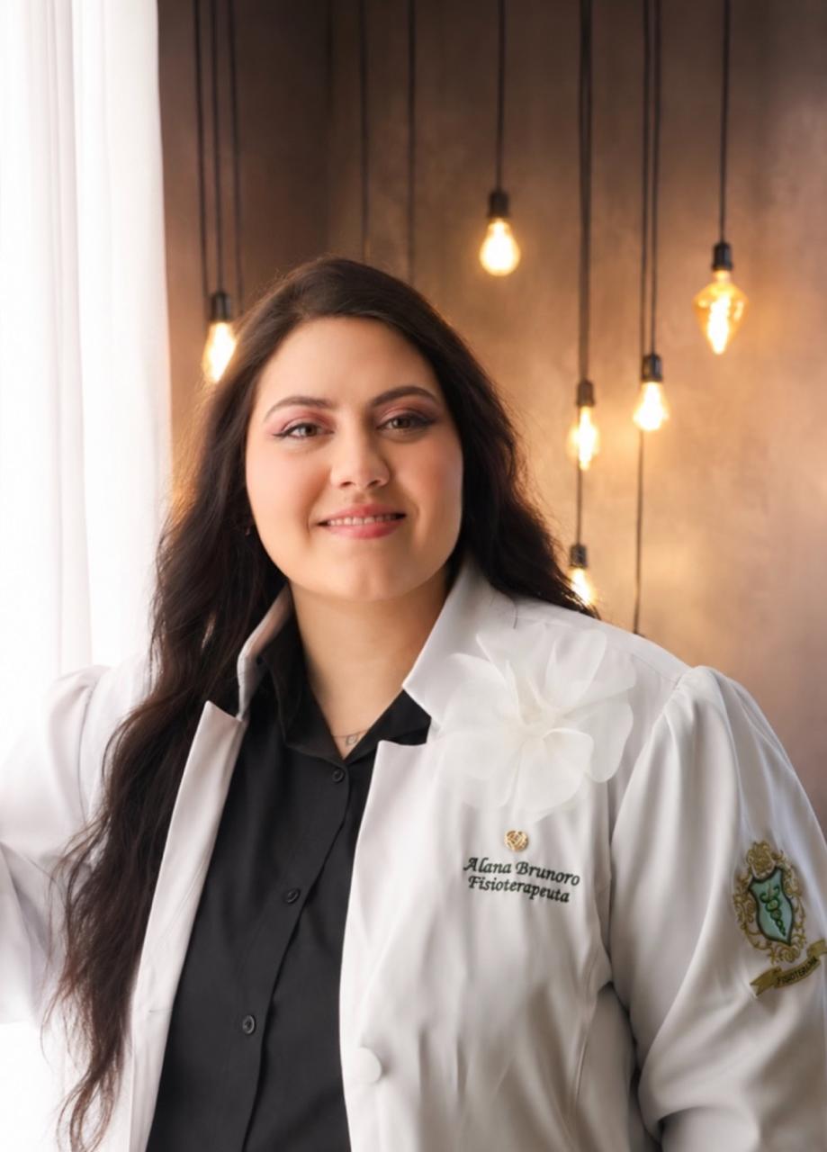 Alana Rodrigues Brunoro, fisioterapeuta, de jaleco